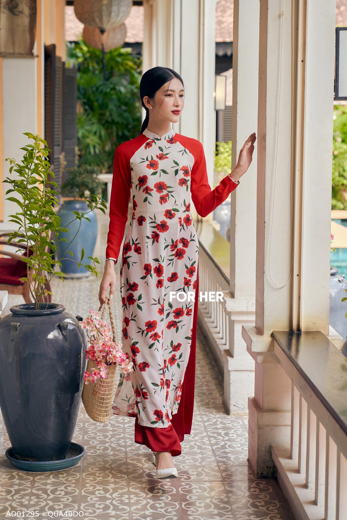 Áo dài phối tay trắng hoa đỏ
