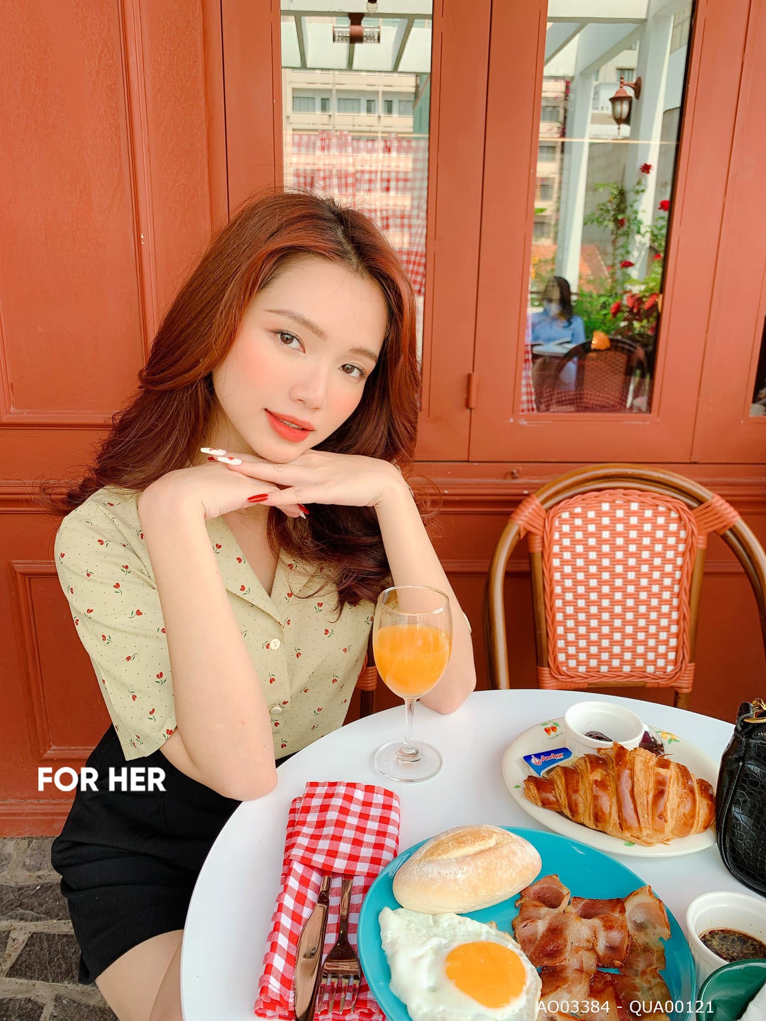 Áo 1 túi xanh lá hoa đỏ