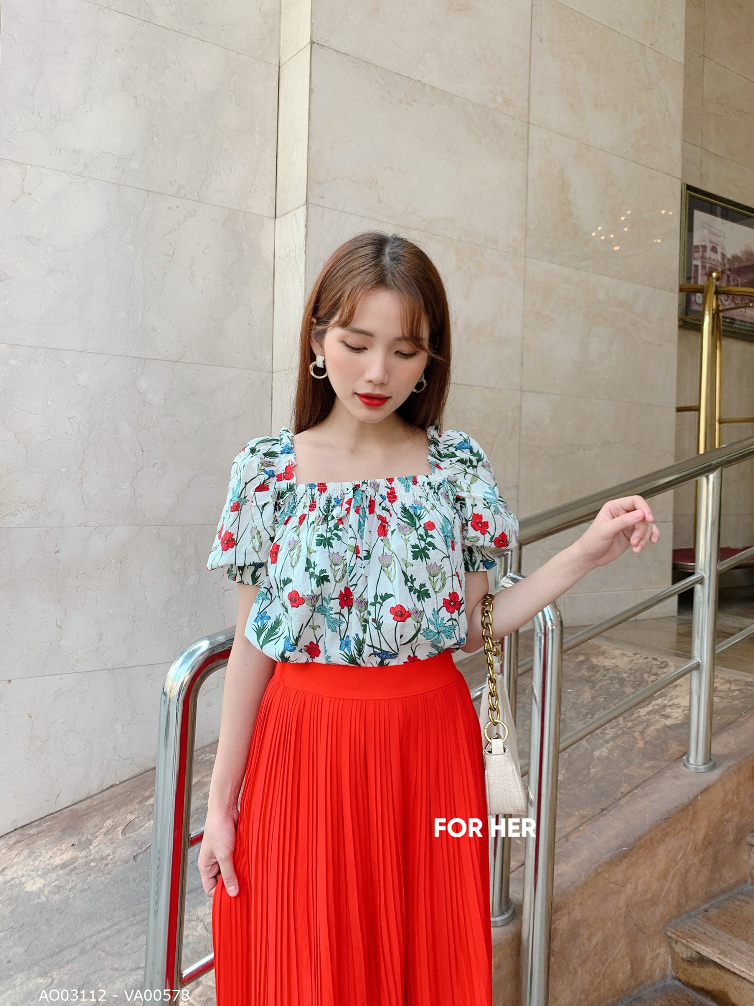 Áo bèo vai trắng hoa đỏ