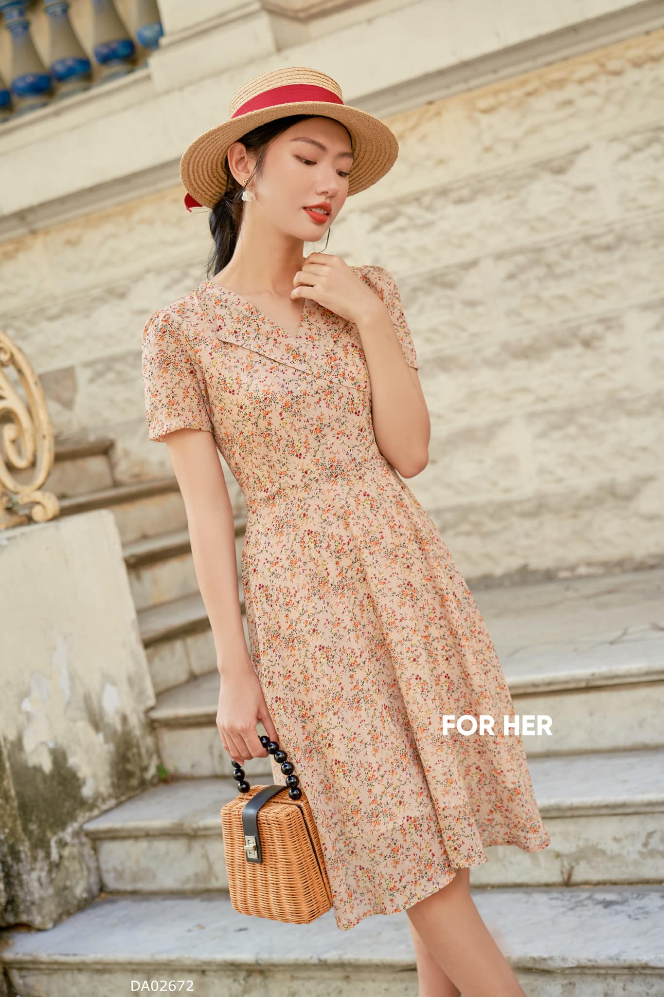Đầm cổ chéo hoa kem