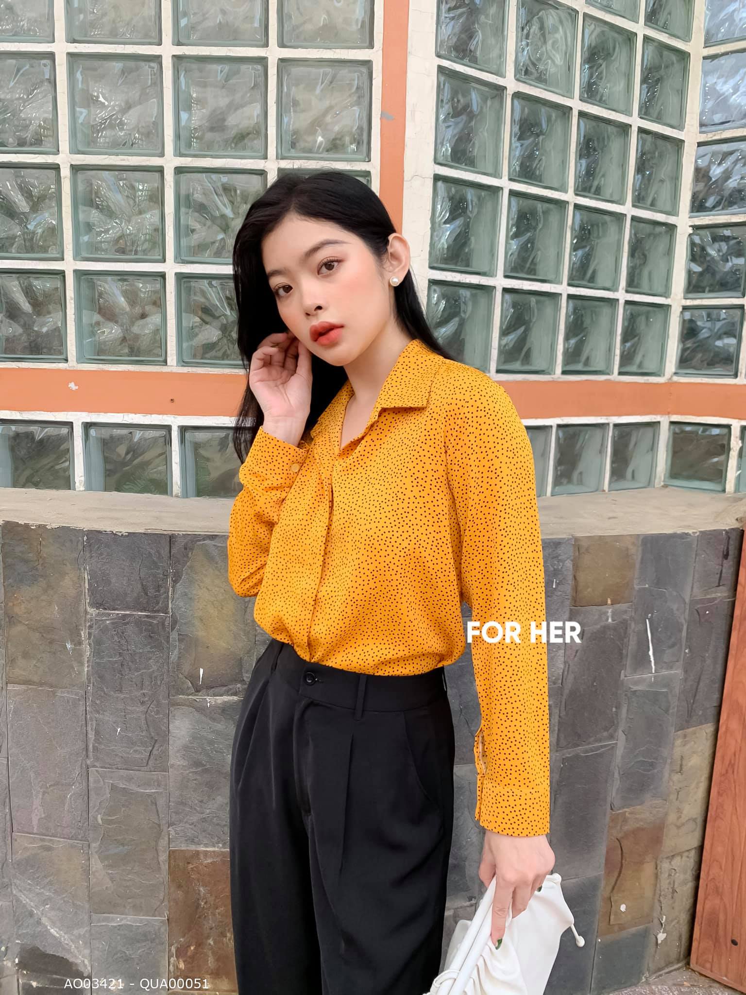 Áo tay dài chấm bi vàng