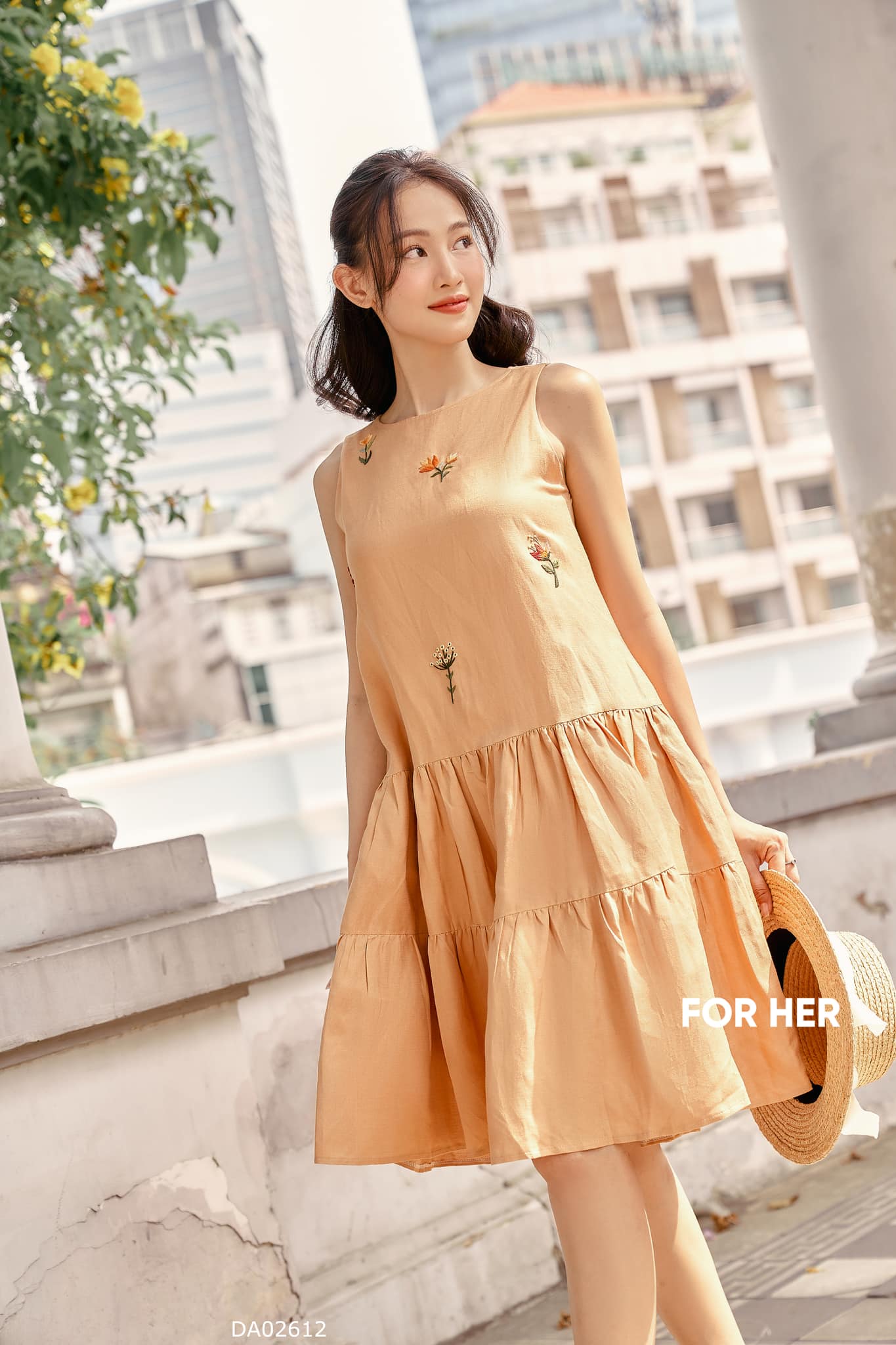 Đầm sát nách thêu nâu