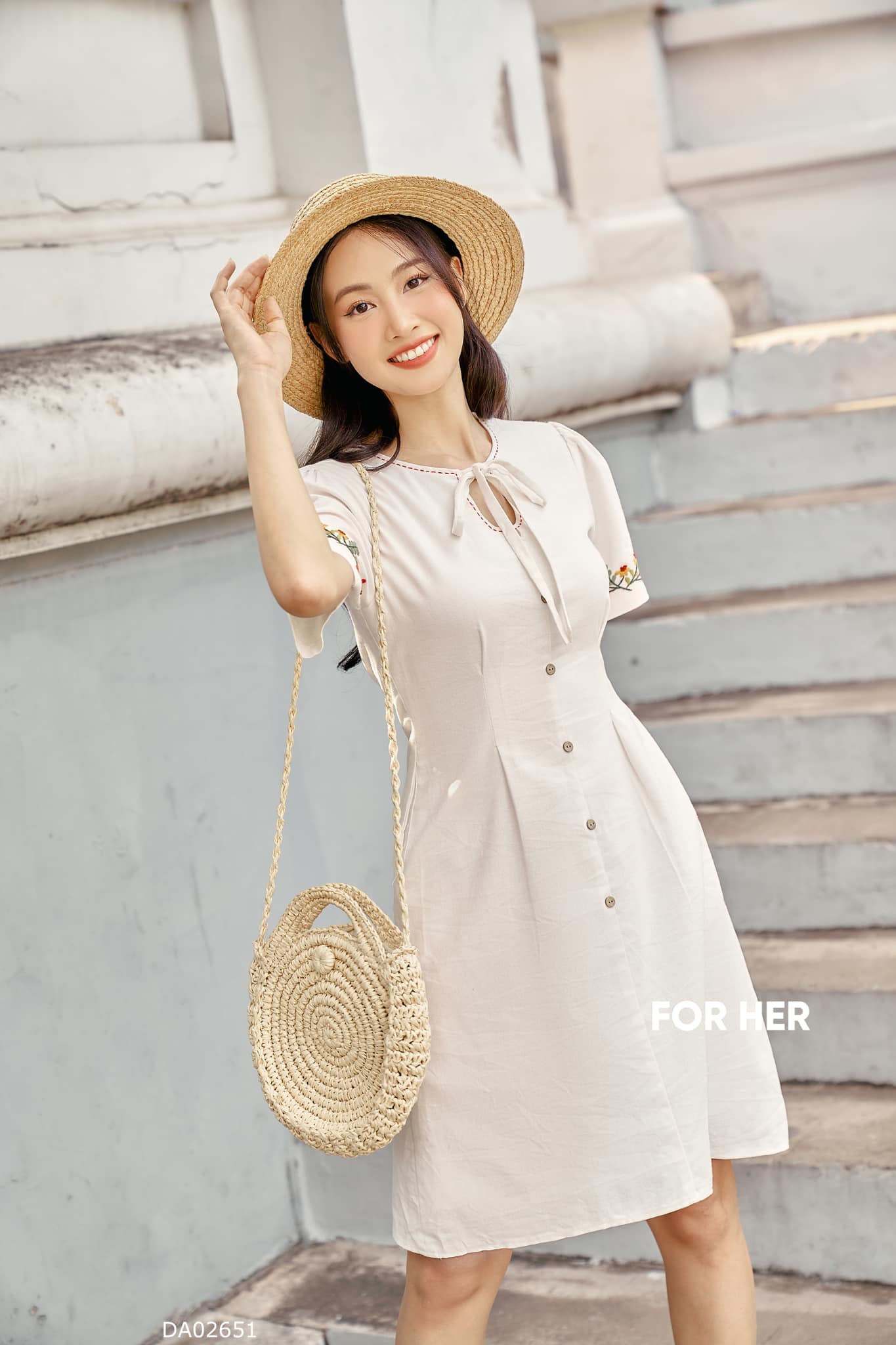 Đầm thêu cột nơ trắng