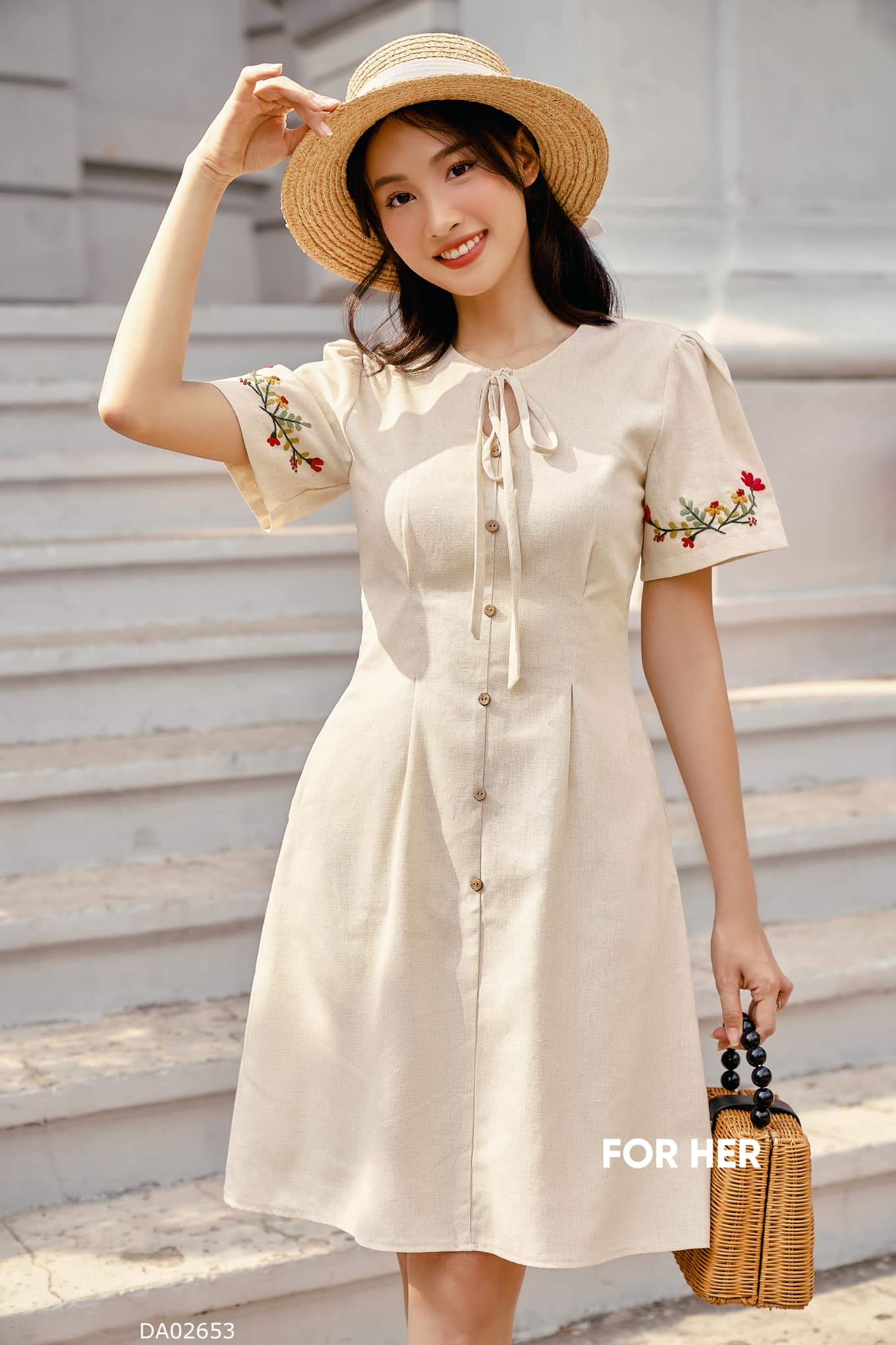 Đầm thêu cột nơ kem