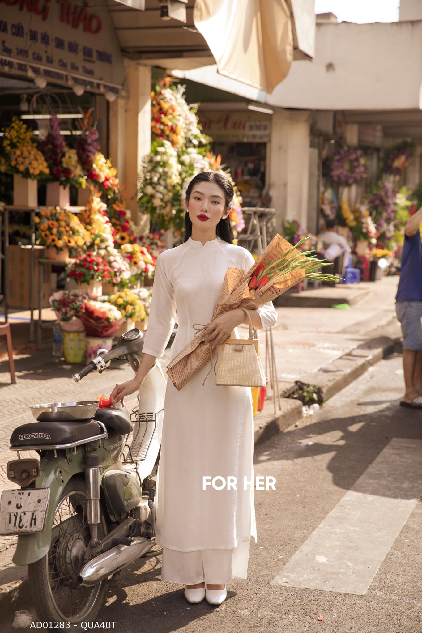 Áo dài họa tiết trắng