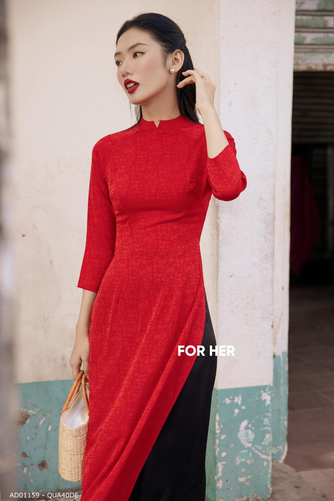 Áo dài họa tiết đỏ