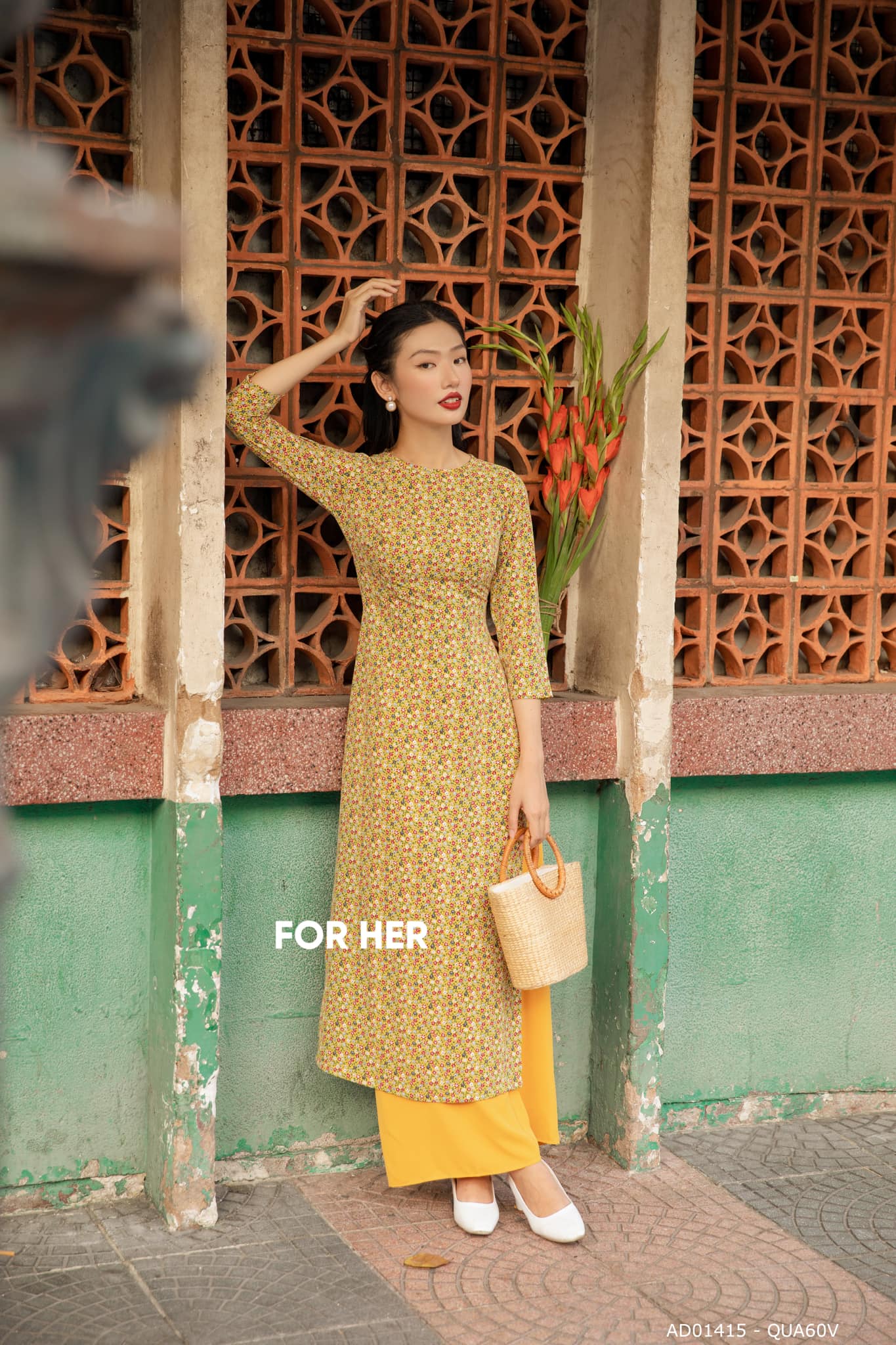 Áo dài cổ tròn vàng hoa nhí