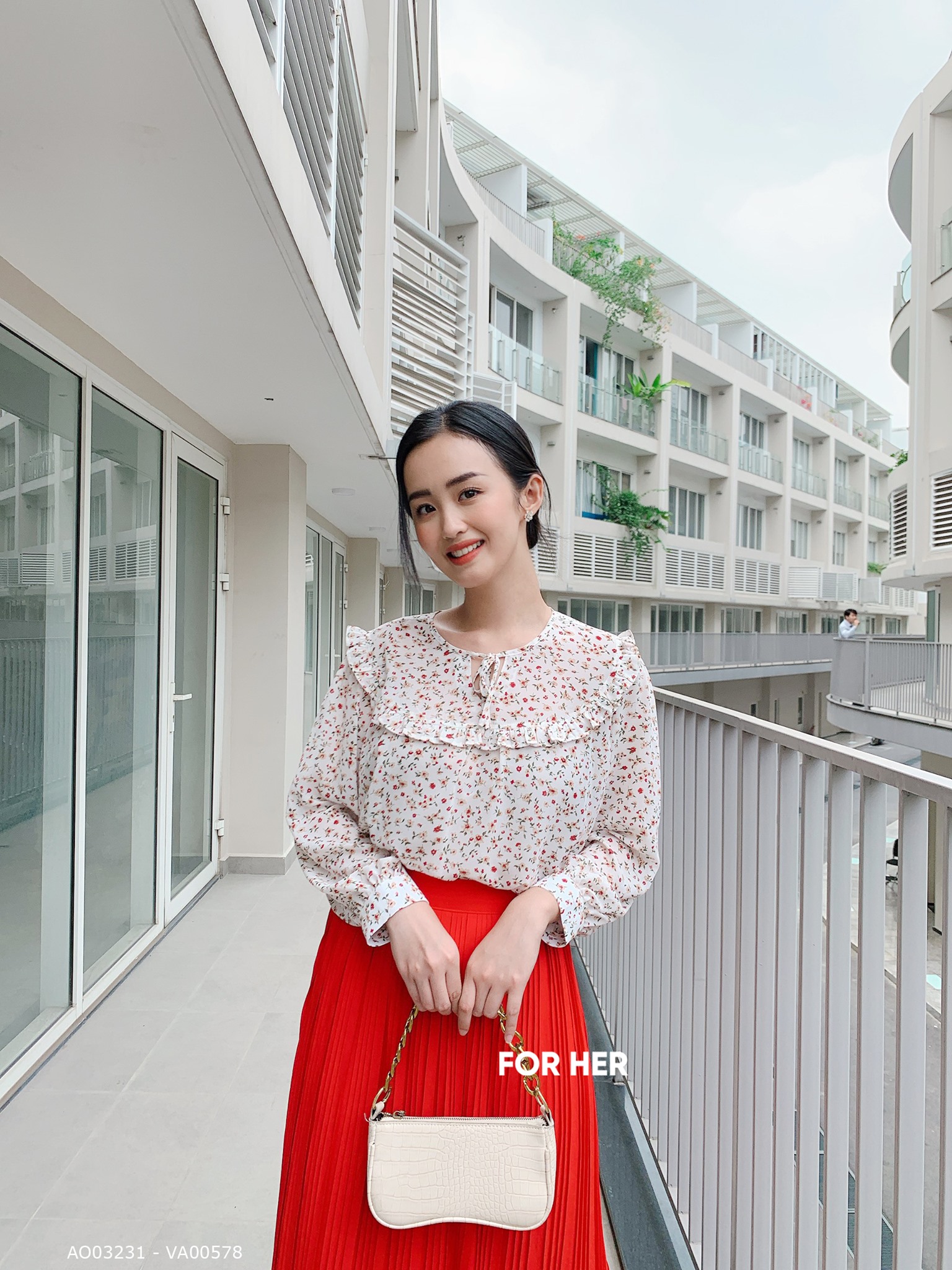 Áo bèo cổ trắng hoa đỏ