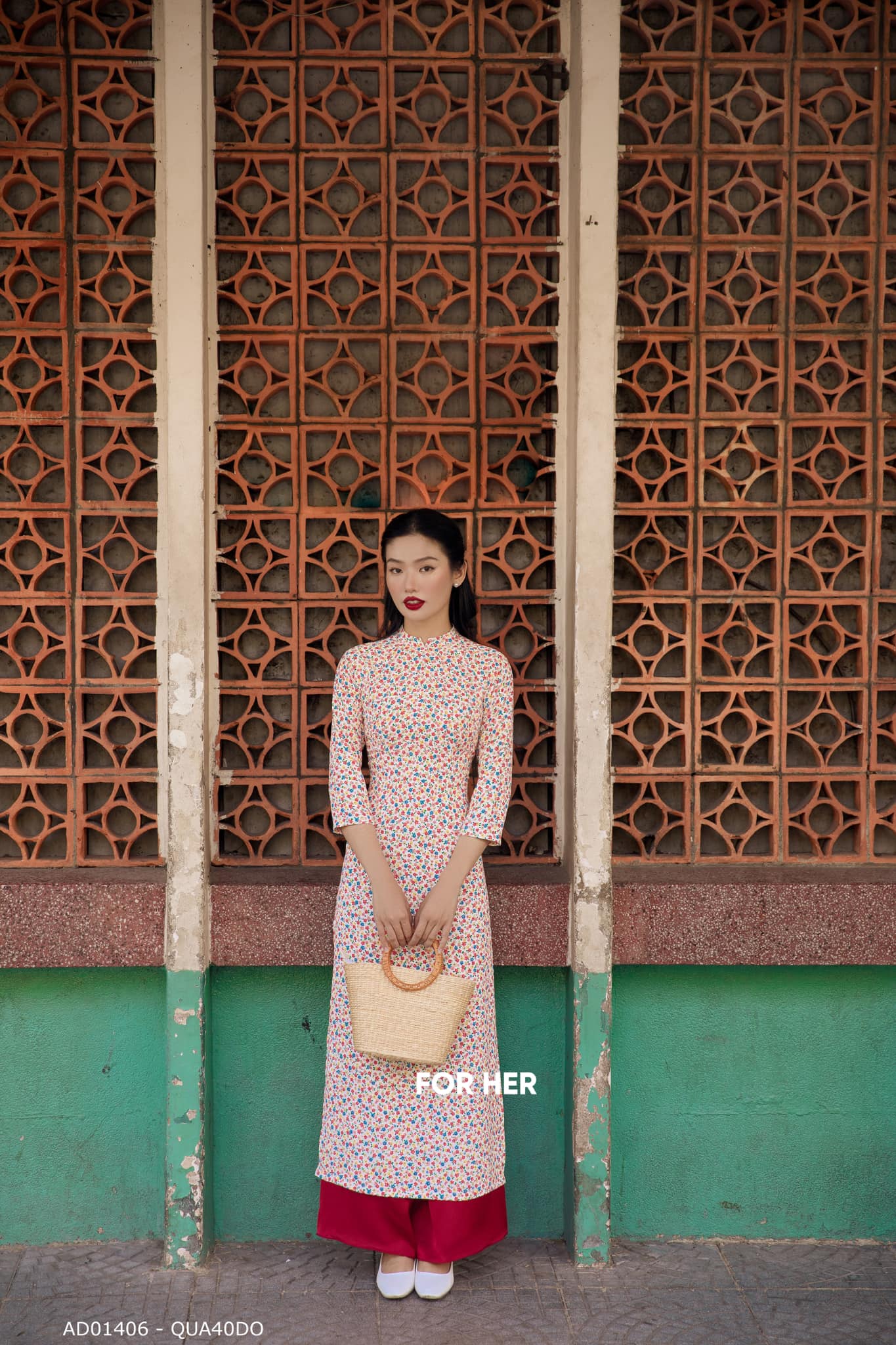 Áo dài trắng hoa đỏ vàng