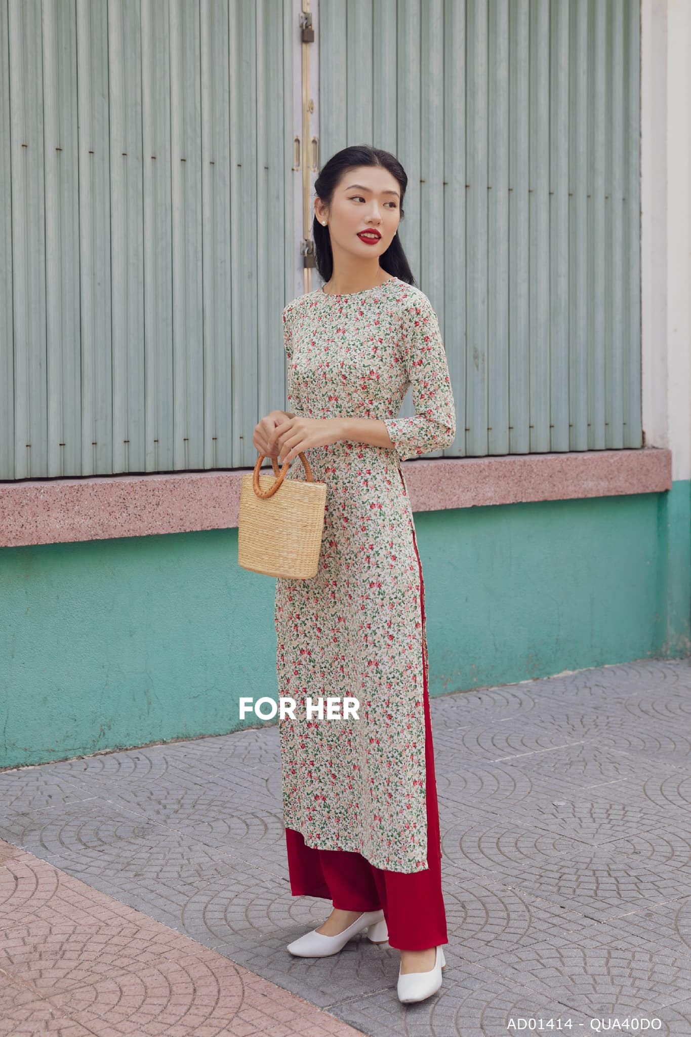 Áo dài cổ tròn trắng hoa đỏ