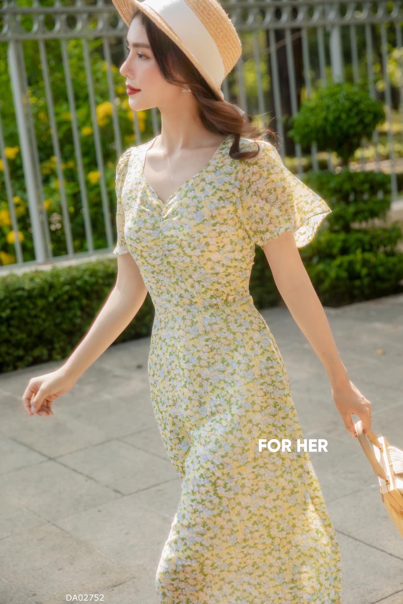 Đầm nhún ngực tay loe vàng