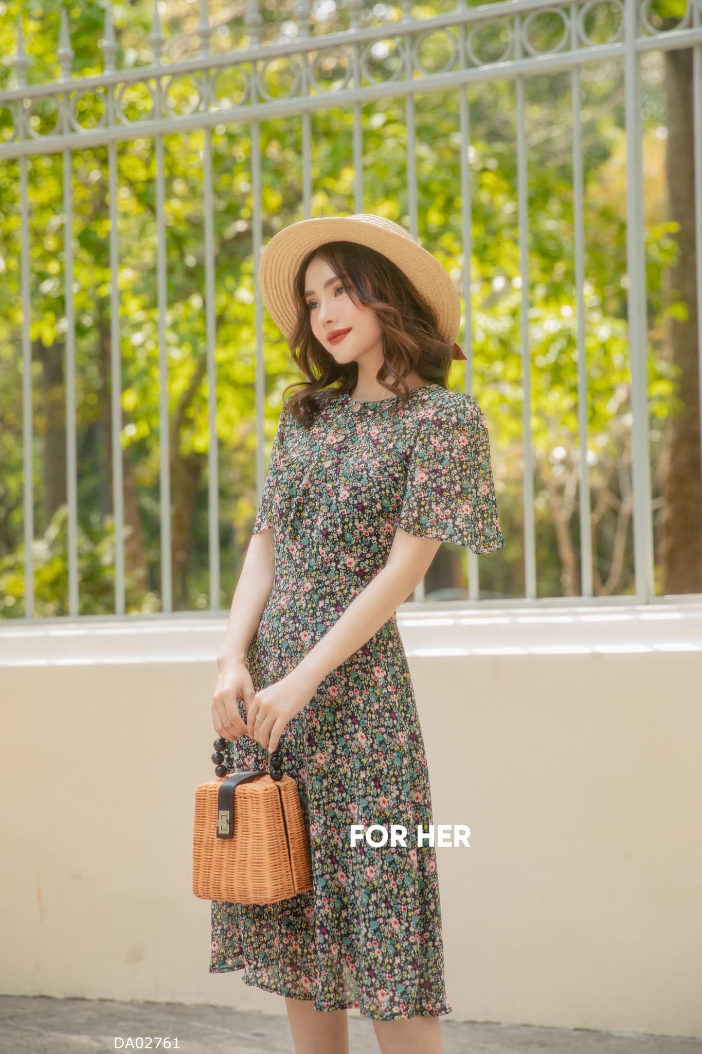 Đầm 3 nút tay ngắn đen