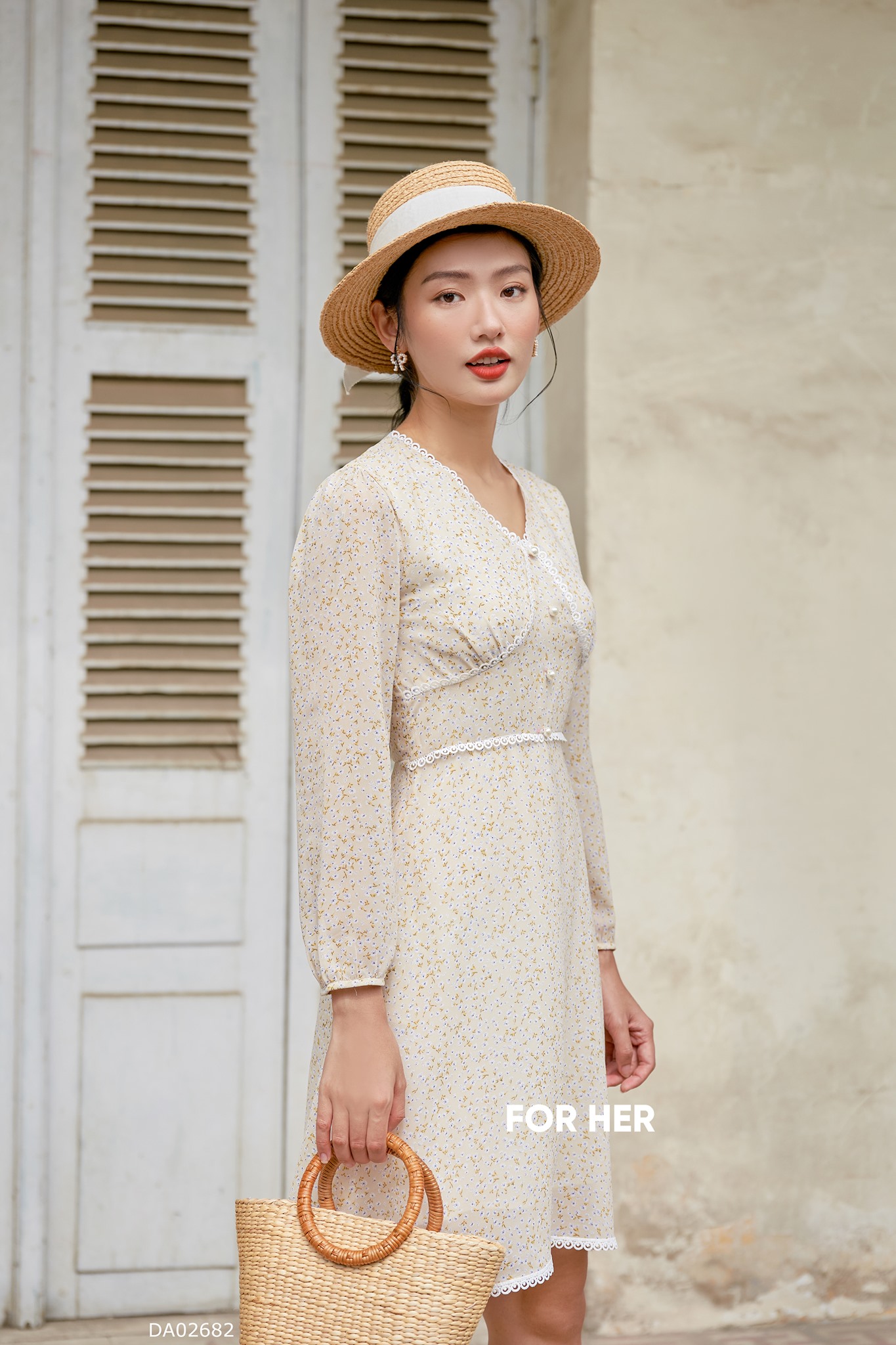 Đầm cổ V vàng hoa trắng