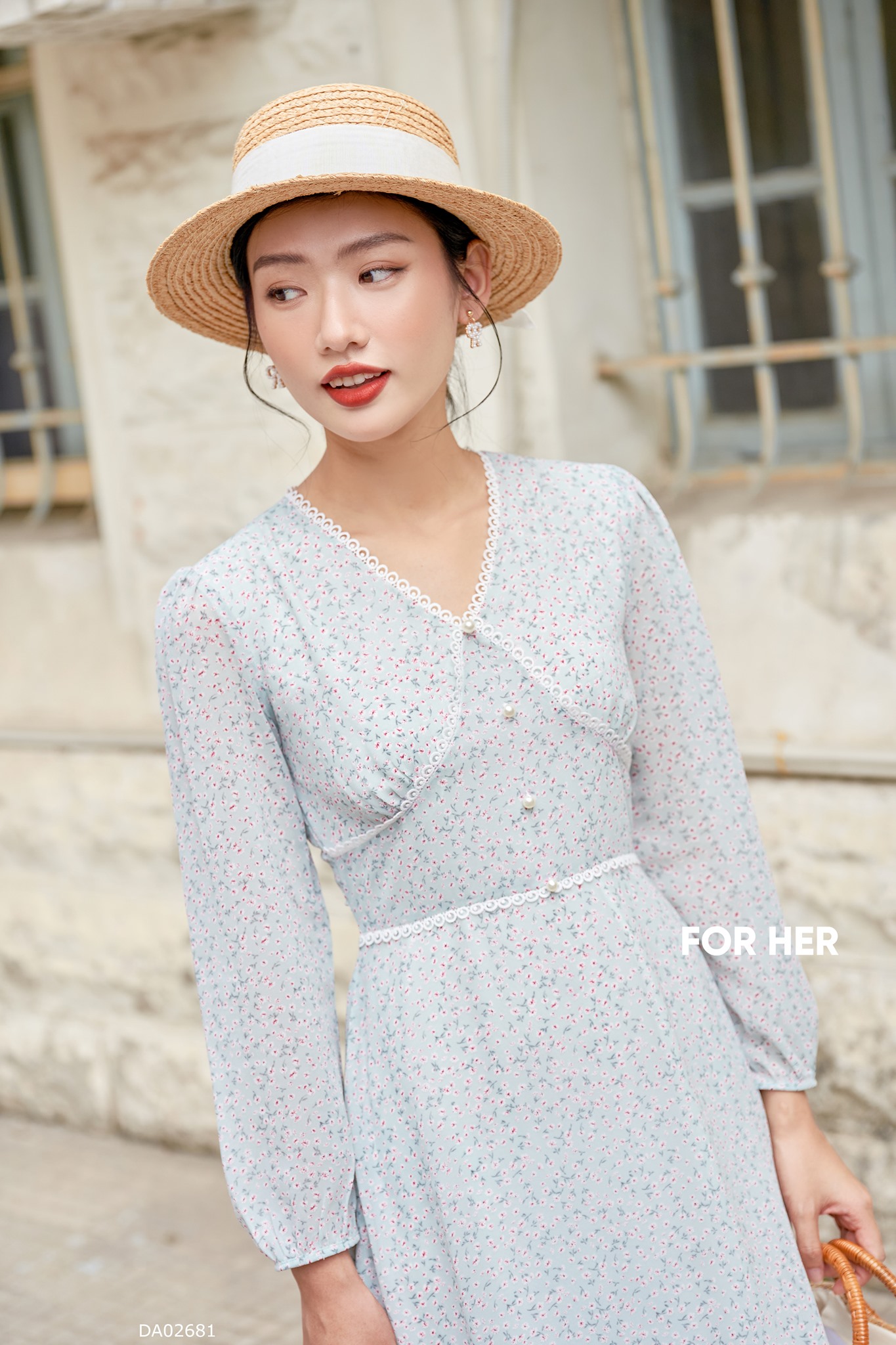 Đầm cổ V xanh hoa trắng