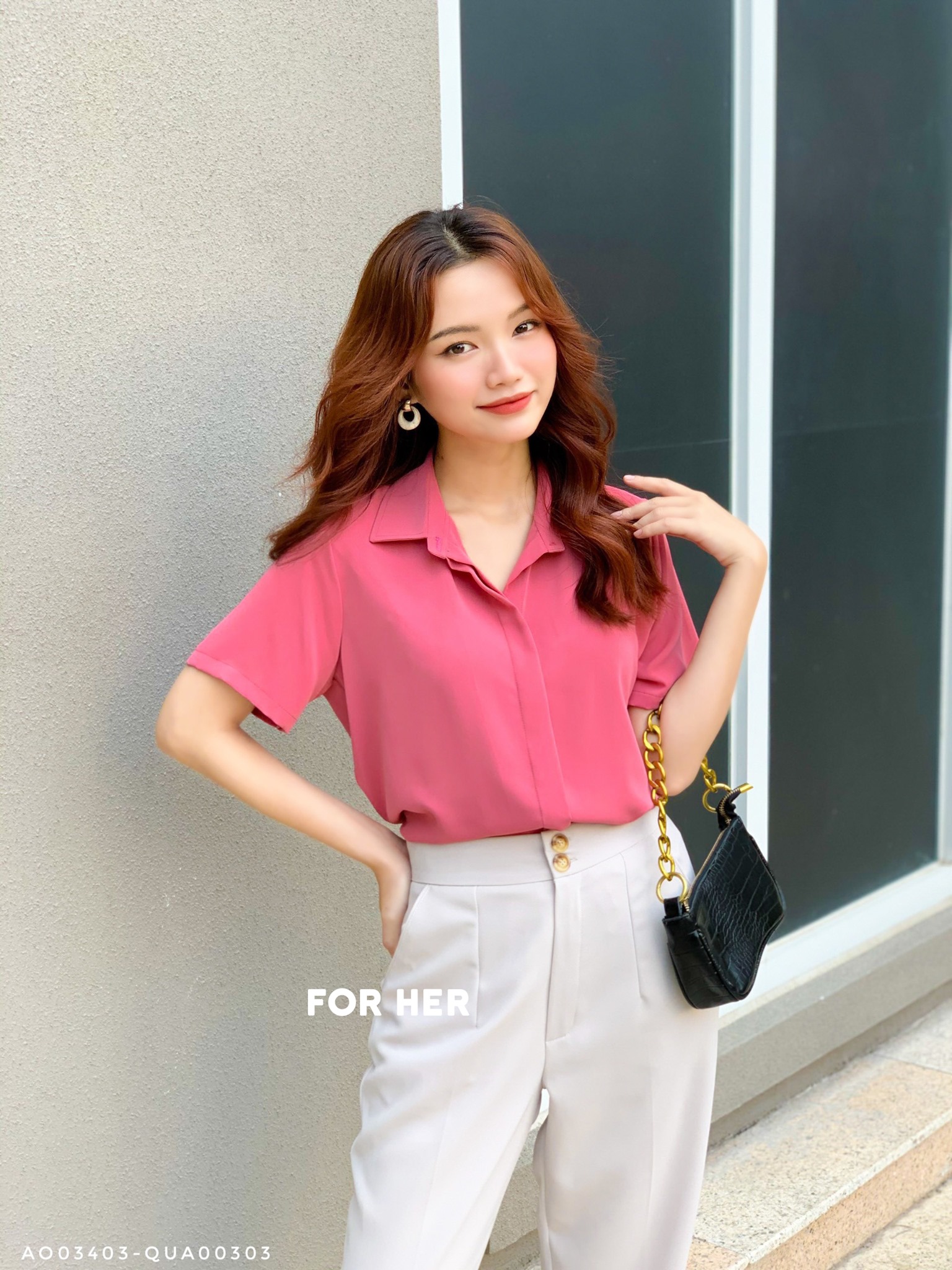 Áo tay ngắn giấu nút hồng