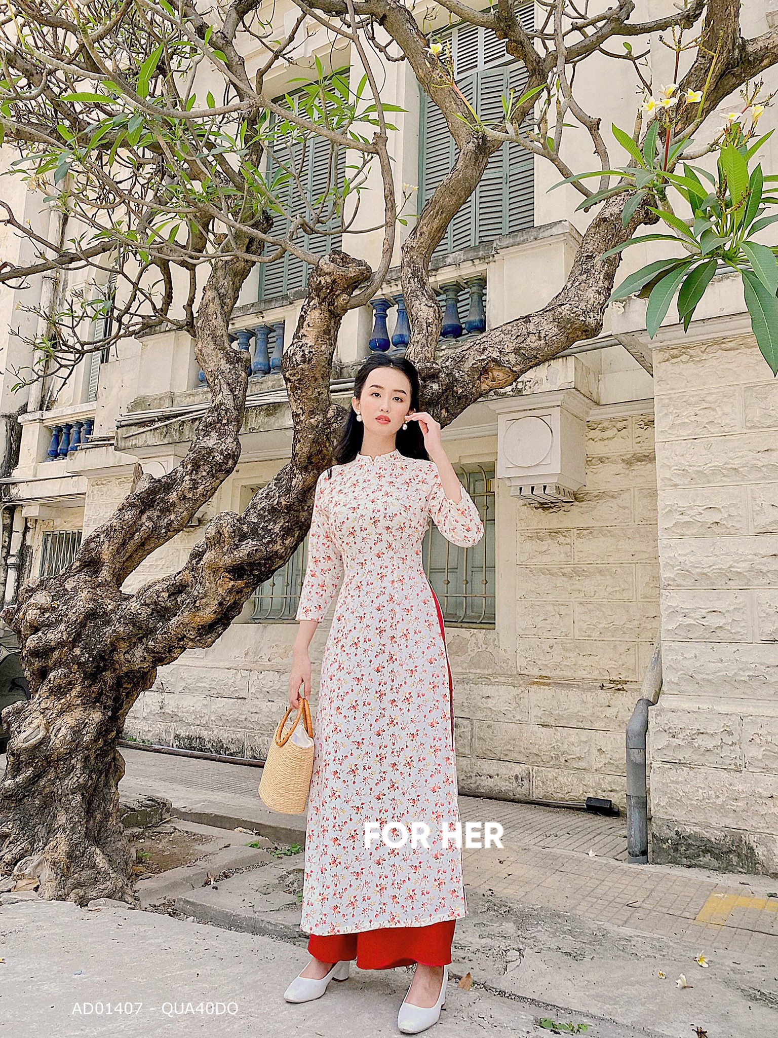 Áo dài trắng hoa nhí đỏ