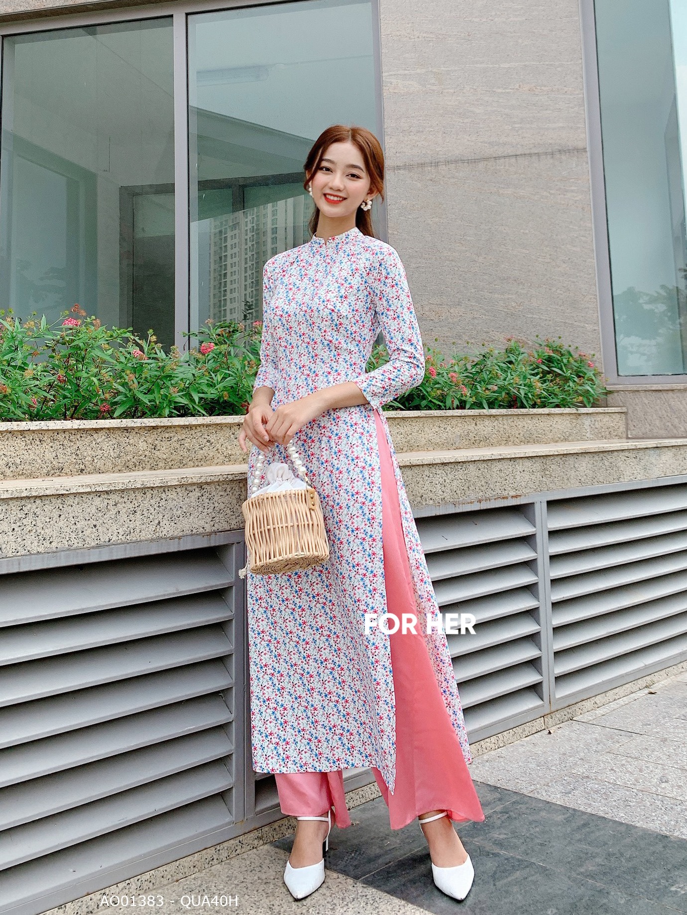 Áo dài trắng hoa xanh hồng