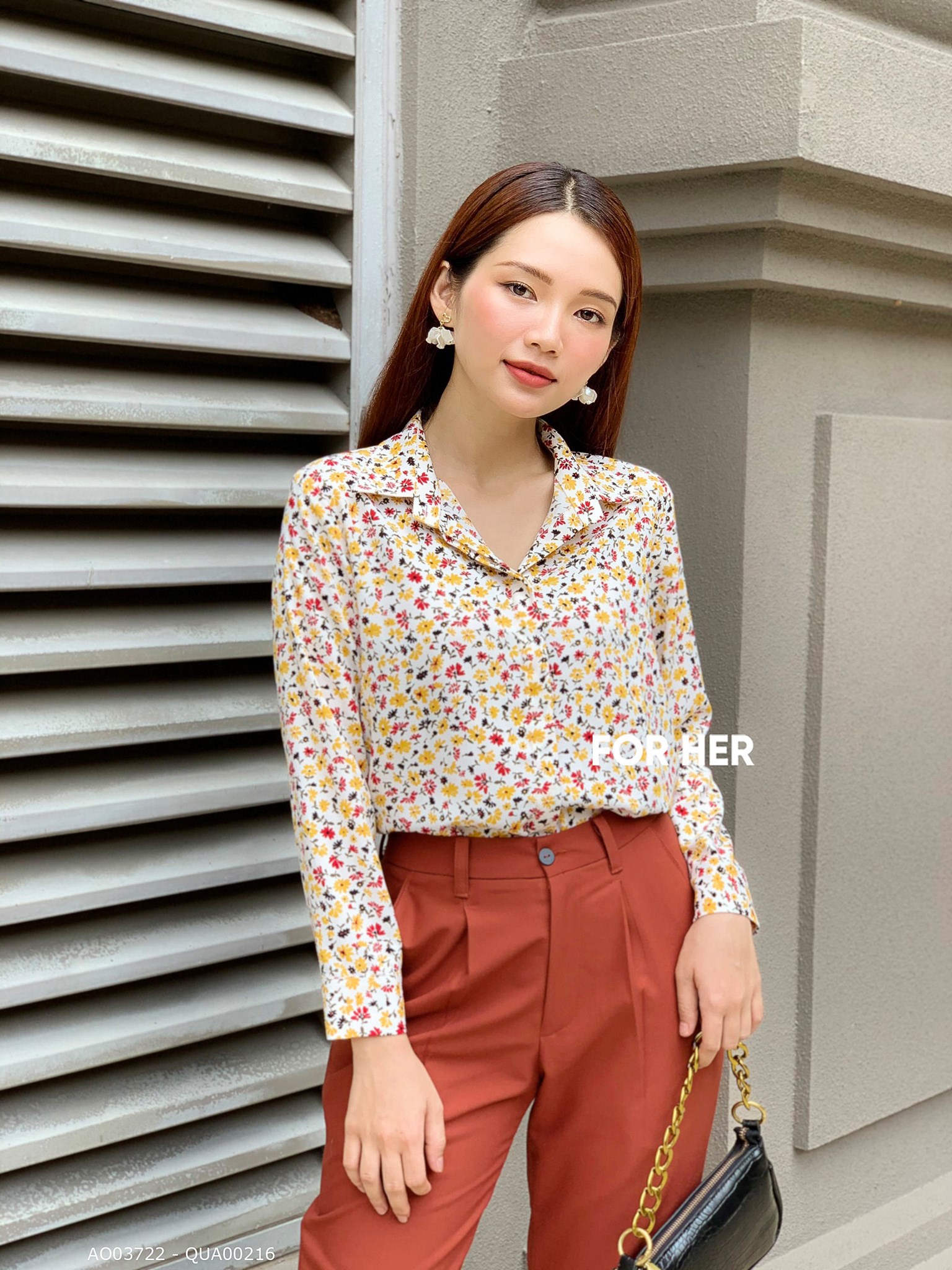 Áo tay dài trắng hoa vàng