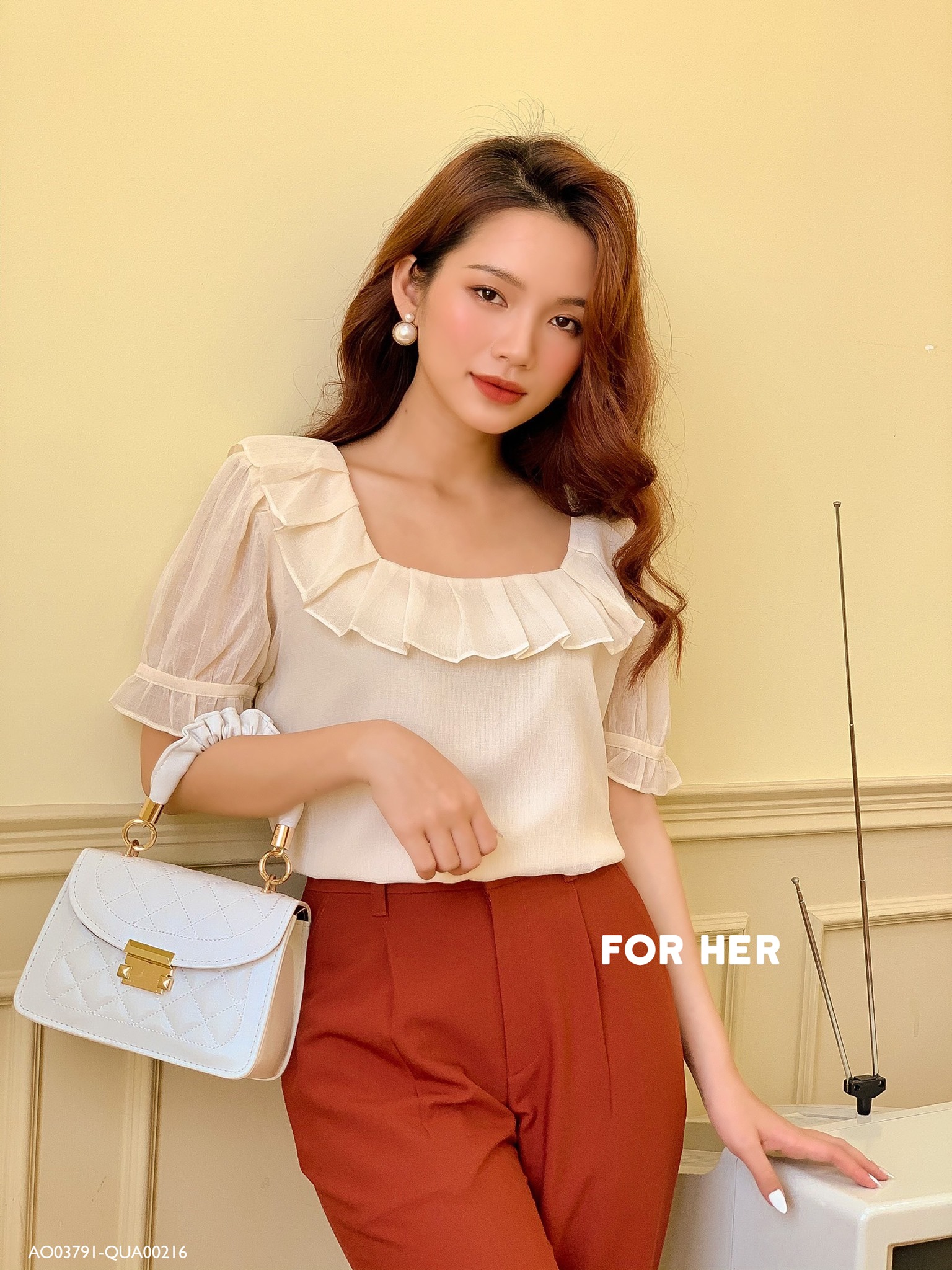 Áo cổ xếp ly tay nhún trắng