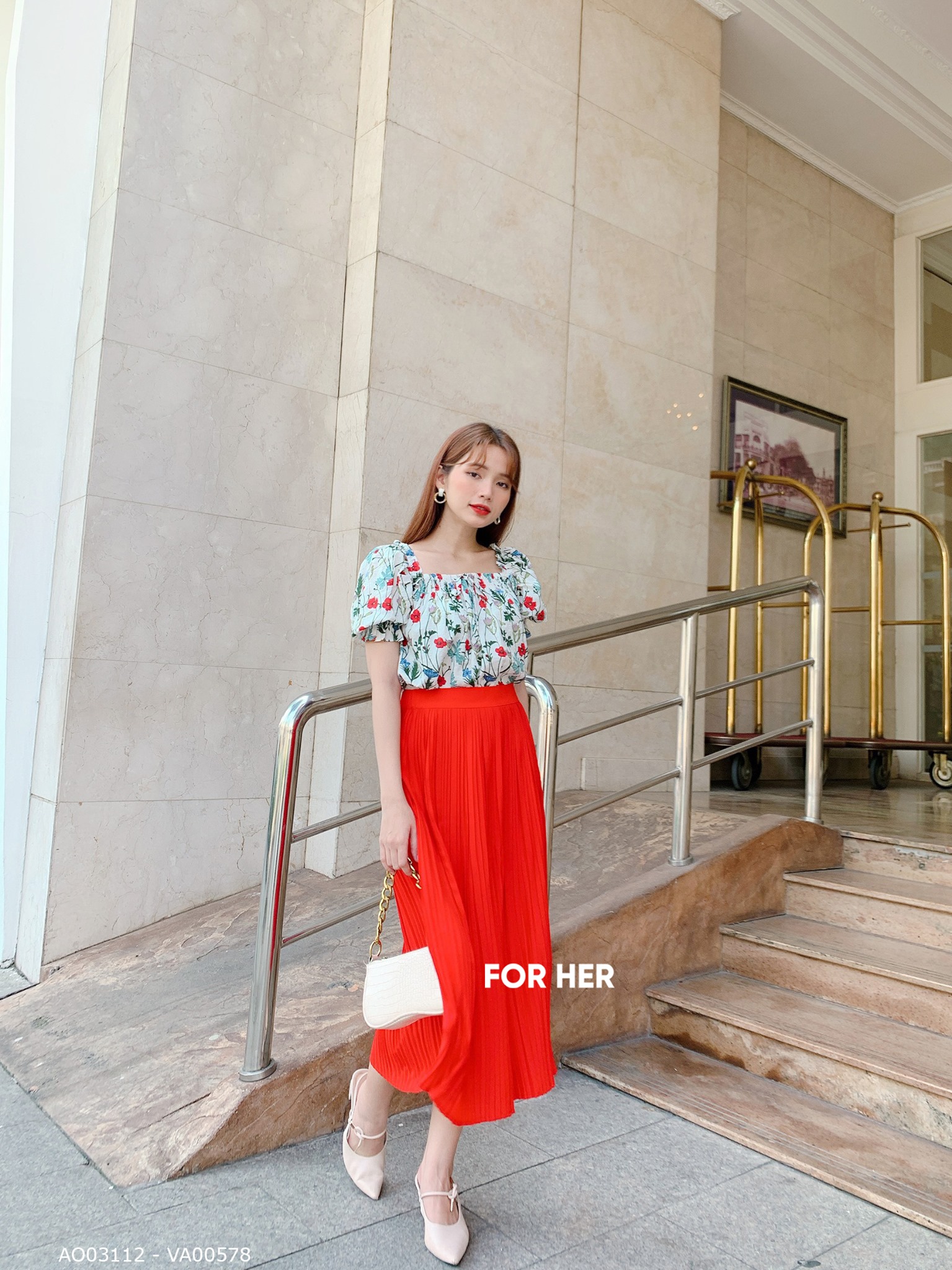 Chân váy xếp ly đỏ
