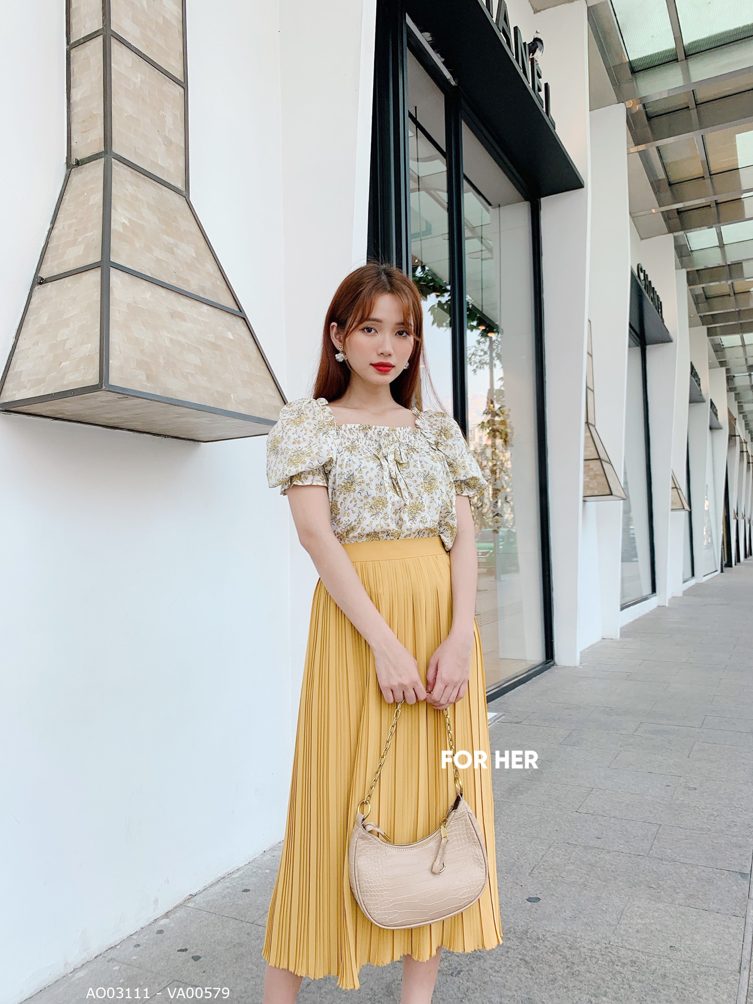 Áo bèo vai trắng hoa vàng