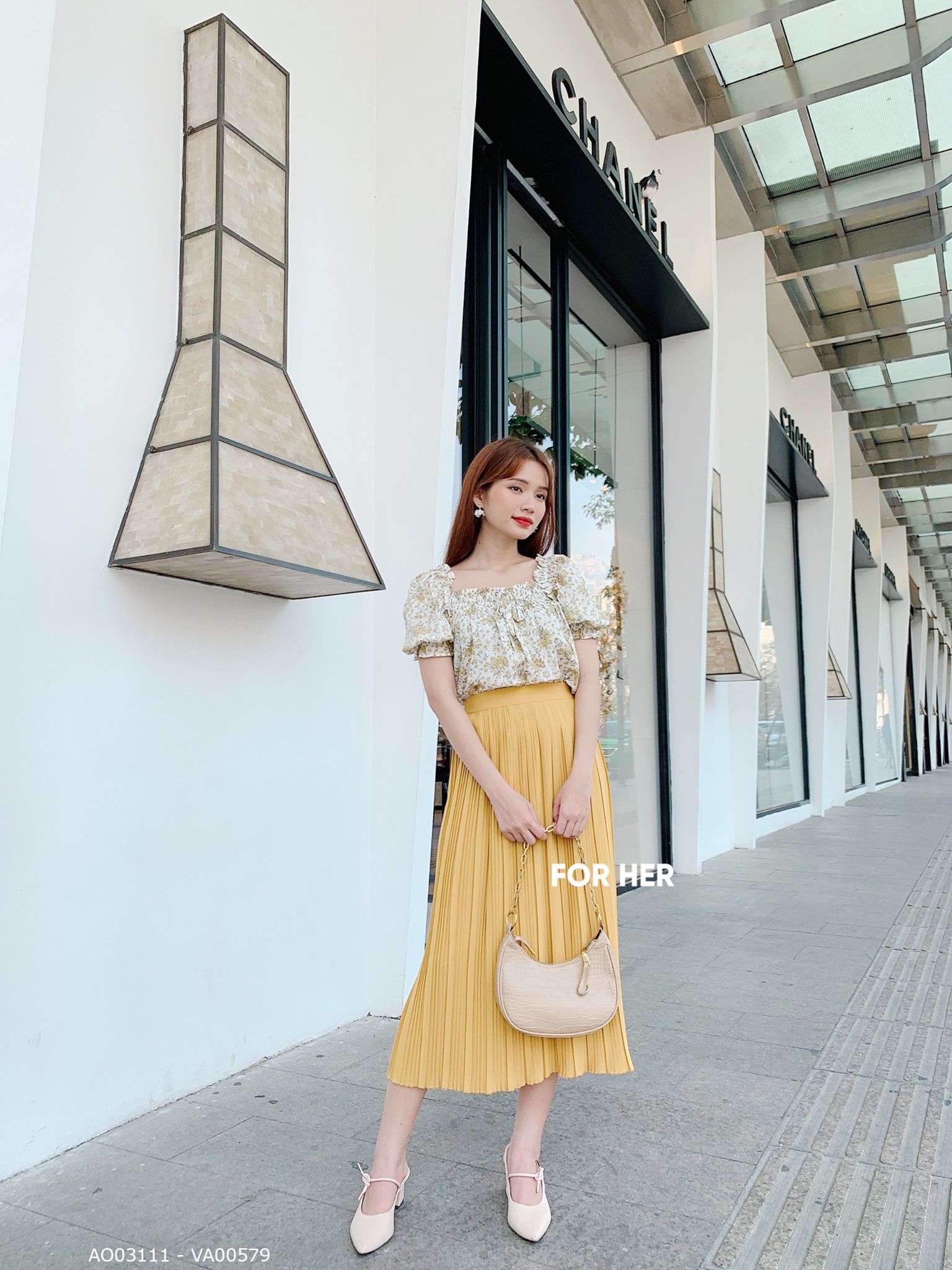 Chân váy xếp ly vàng