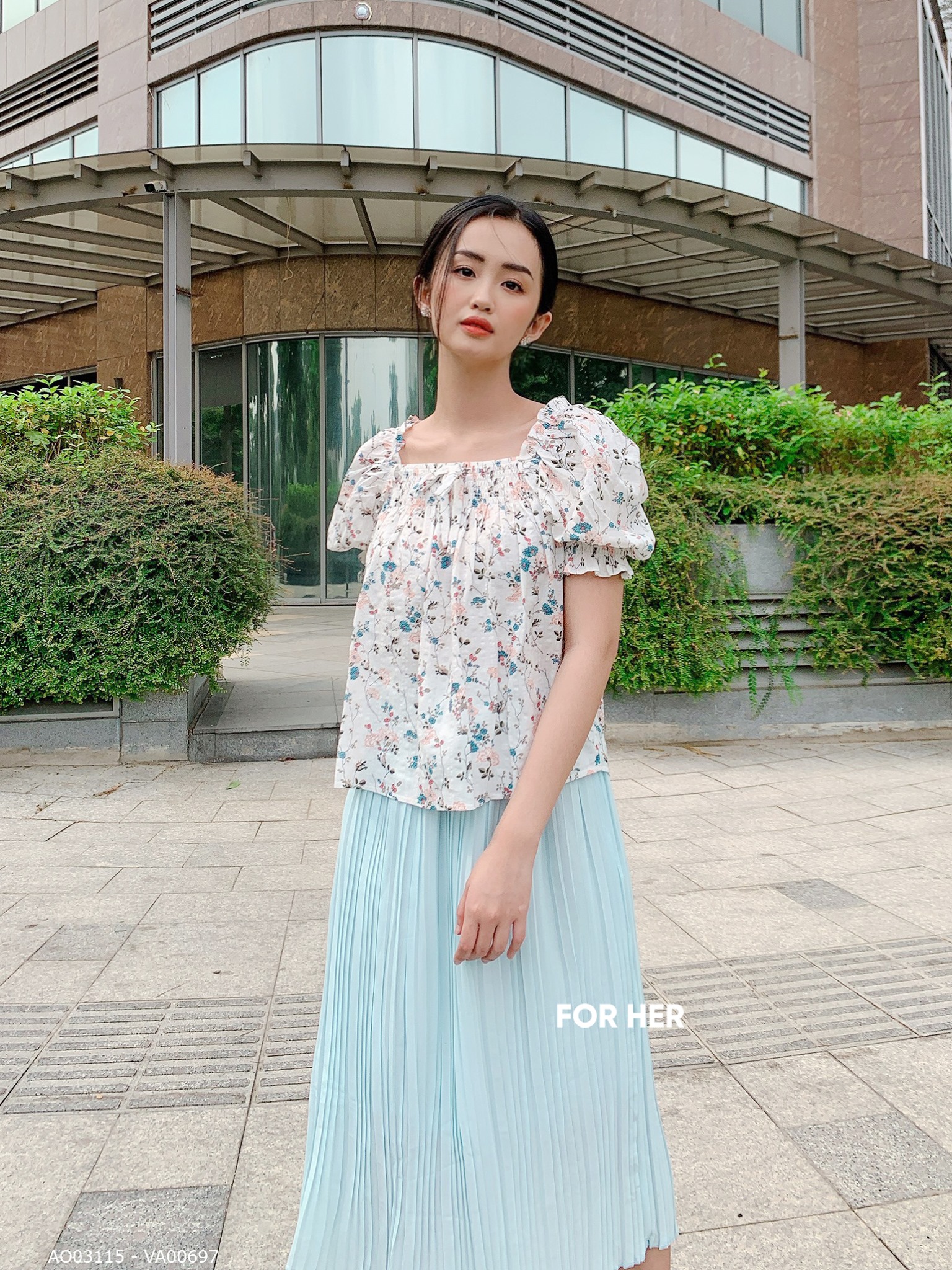 Chân váy xếp ly xanh dương