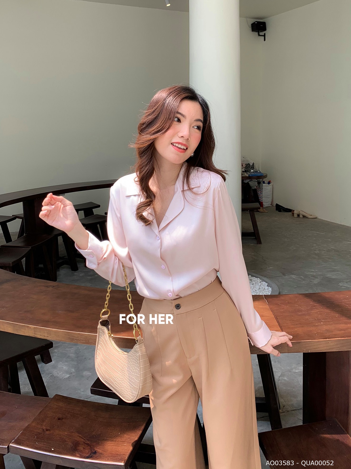 Áo sơ mi lụa hồng nhạt