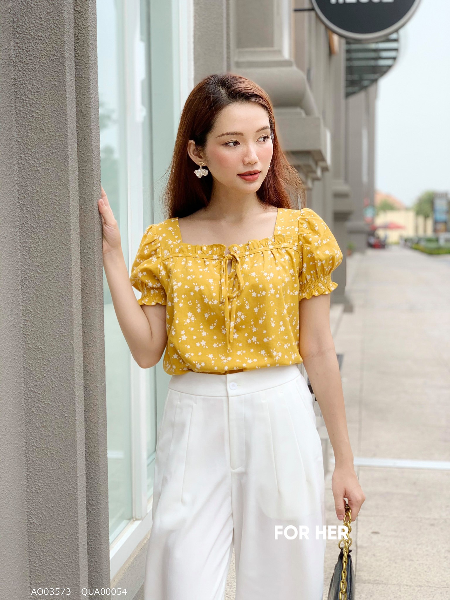 Áo cột nơ tay bo hoa vàng
