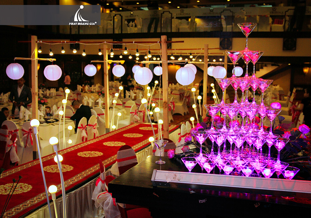 Trang trí tháp rượu