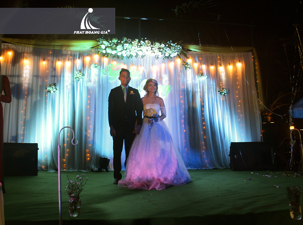 trang trí tiệc cưới ngoài trời