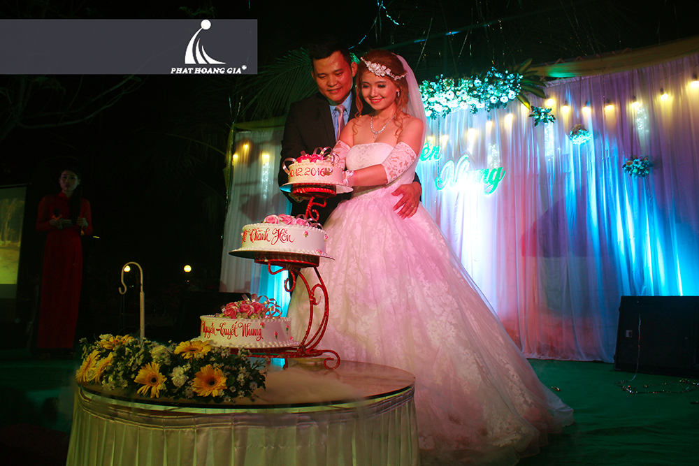 trang trí tiệc cưới ngoài trời