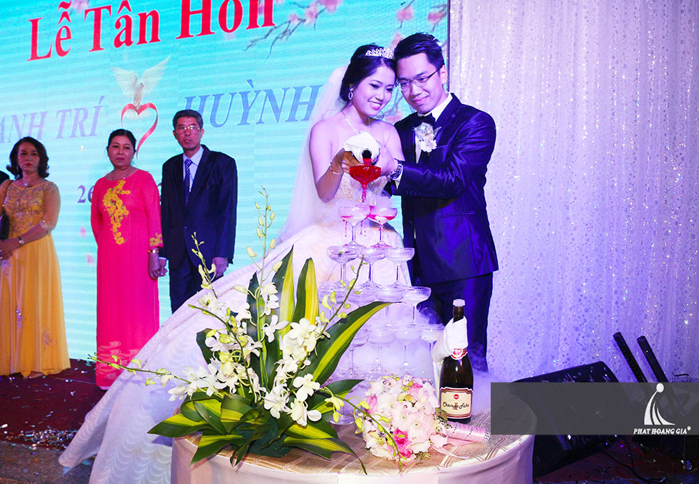 trang trí tiệc cưới ngoài trời