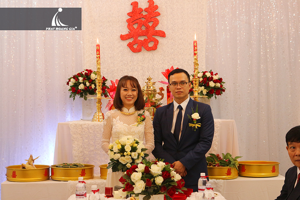 trang trí lễ gia tiên tone trắng đỏ