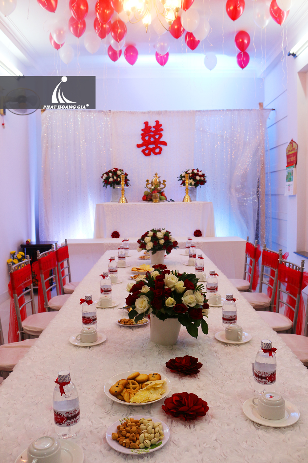 trang trí lễ gia tiên tone đỏ trắng