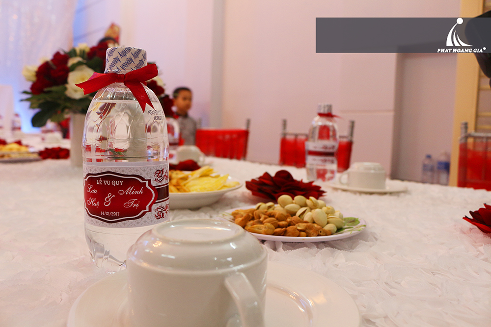 trang trí lễ gia tiên tone đỏ trắng