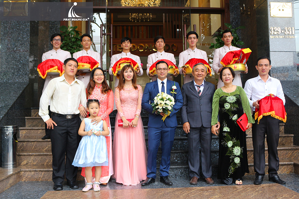 trang trí lễ gia tiên tone đỏ trắng