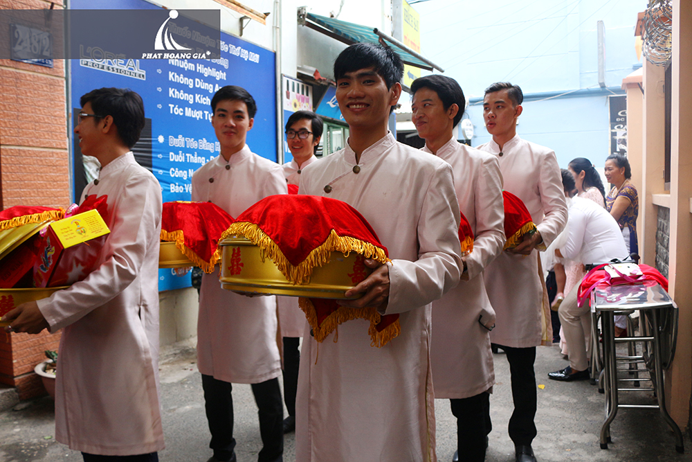 trang trí lễ gia tiên tone đỏ trắng