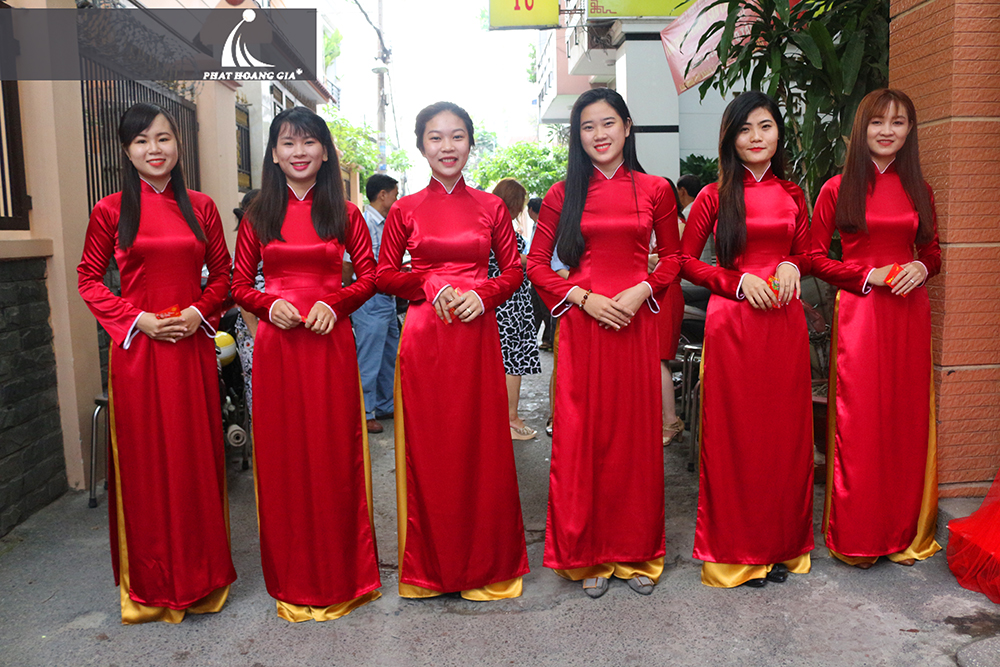 trang trí lễ gia tiên tone đỏ trắng