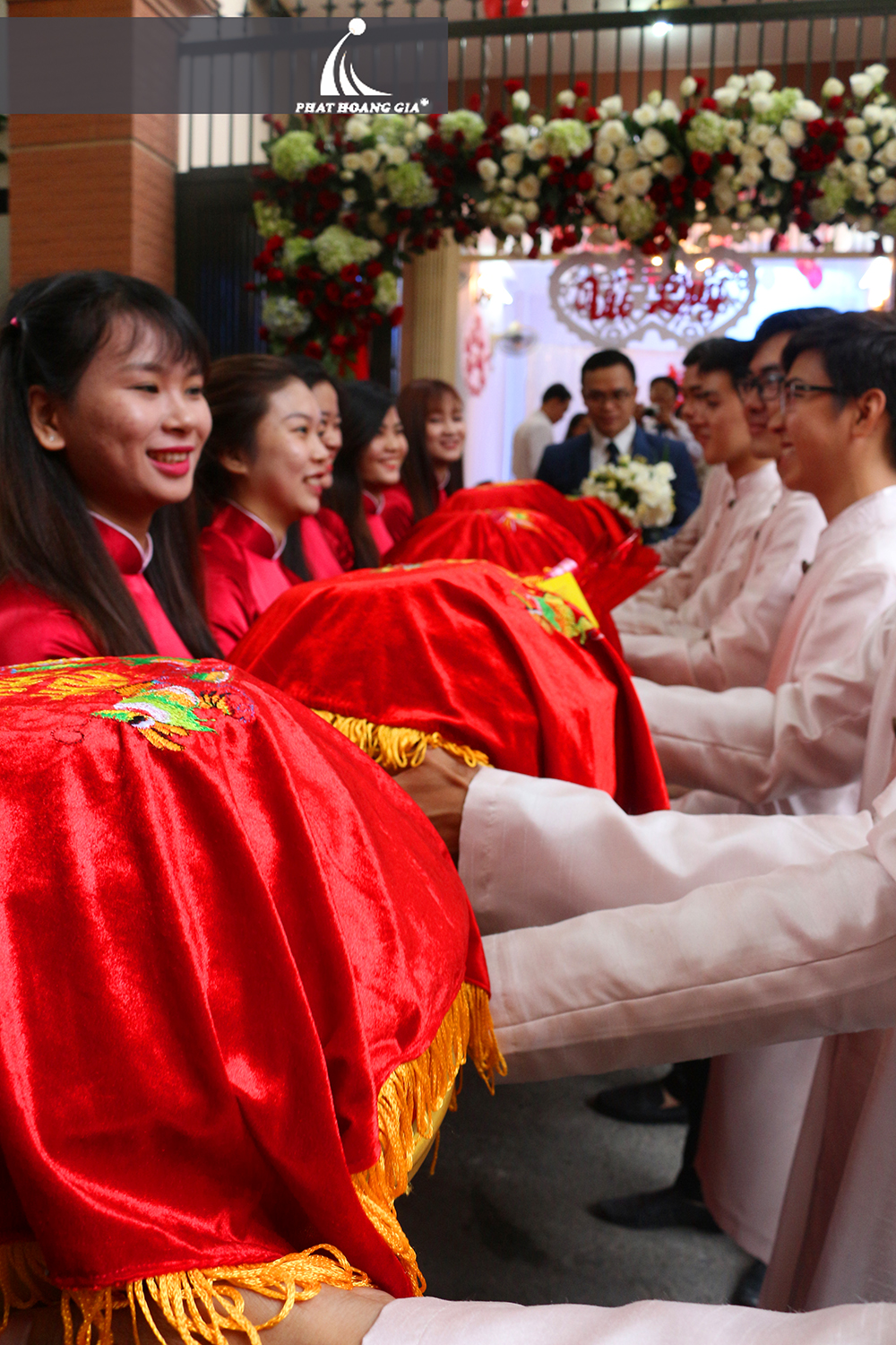 trang trí lễ gia tiên tone đỏ trắng