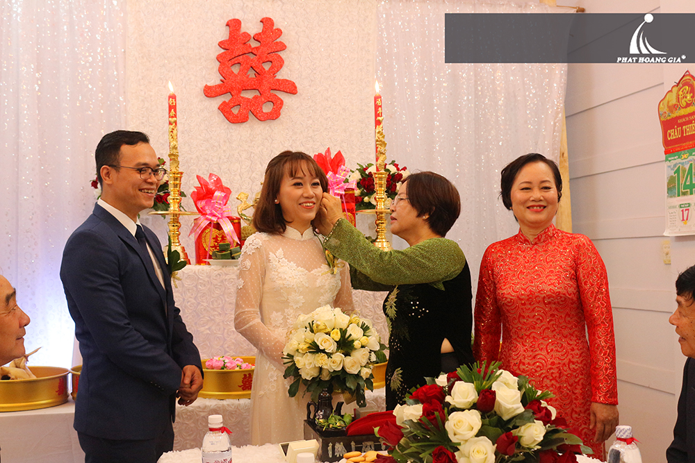 trang trí lễ gia tiên tone đỏ trắng