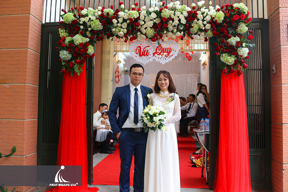 trang trí lễ gia tiên tone đỏ trắng