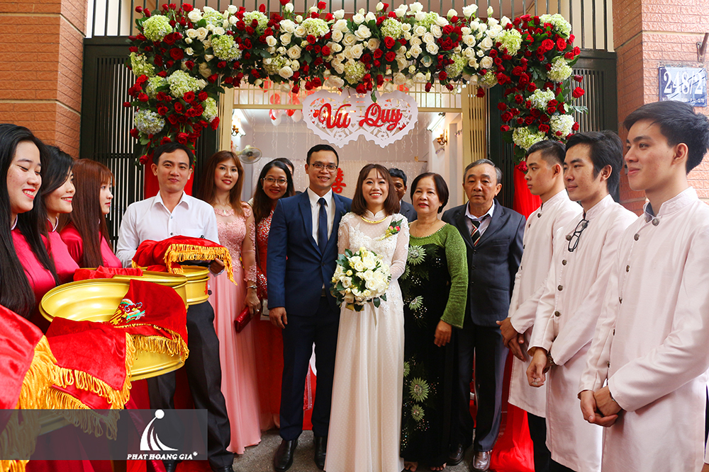 trang trí lễ gia tiên tone đỏ trắng