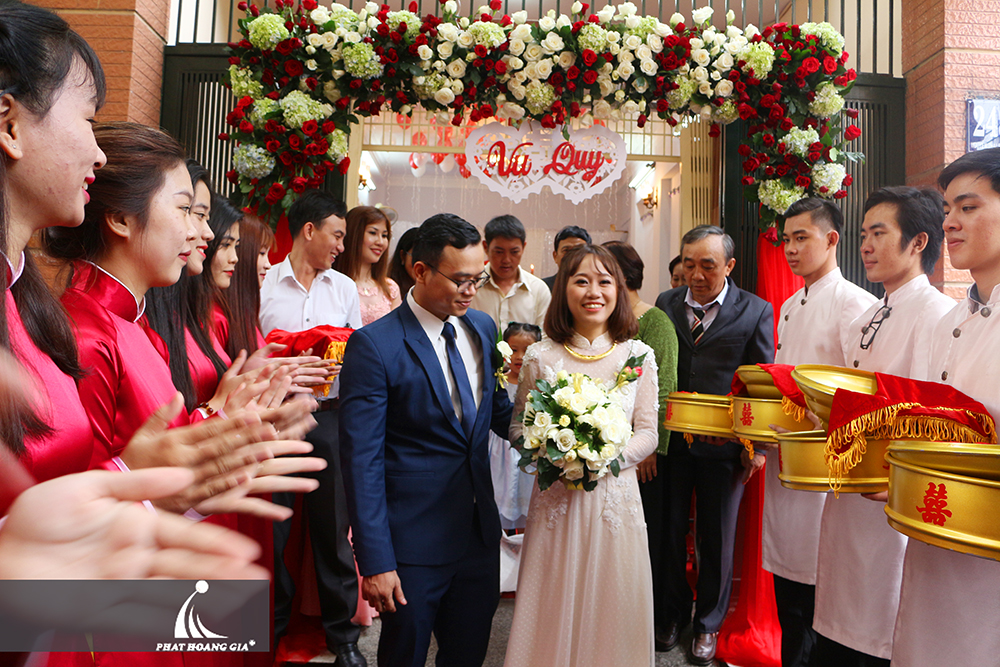 trang trí lễ gia tiên tone đỏ trắng