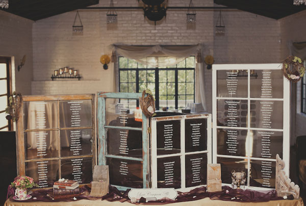 trang trí tiệc cưới khung cửa gỗ