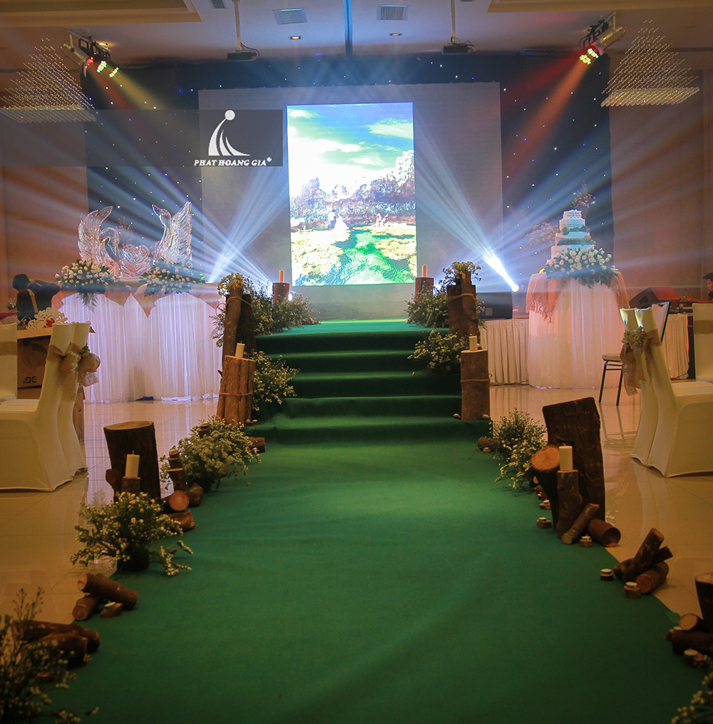 ánh sáng sân khấu nhà hàng tiệc cưới