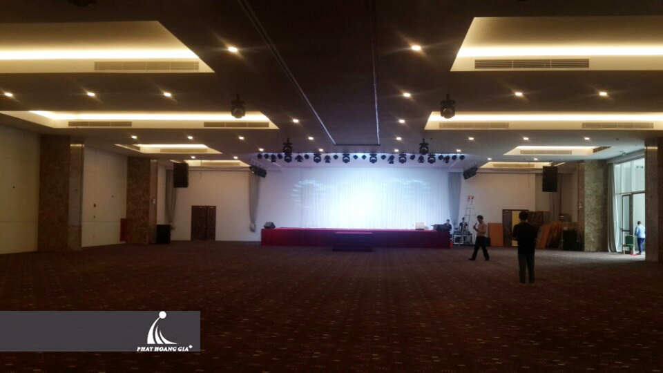ánh sáng sân khấu nhà hàng tiệc cưới