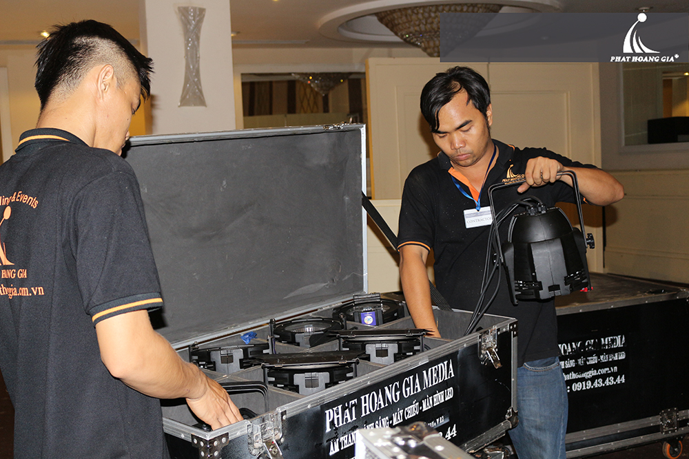 ánh sáng sân khấu nhà hàng tiệc cưới