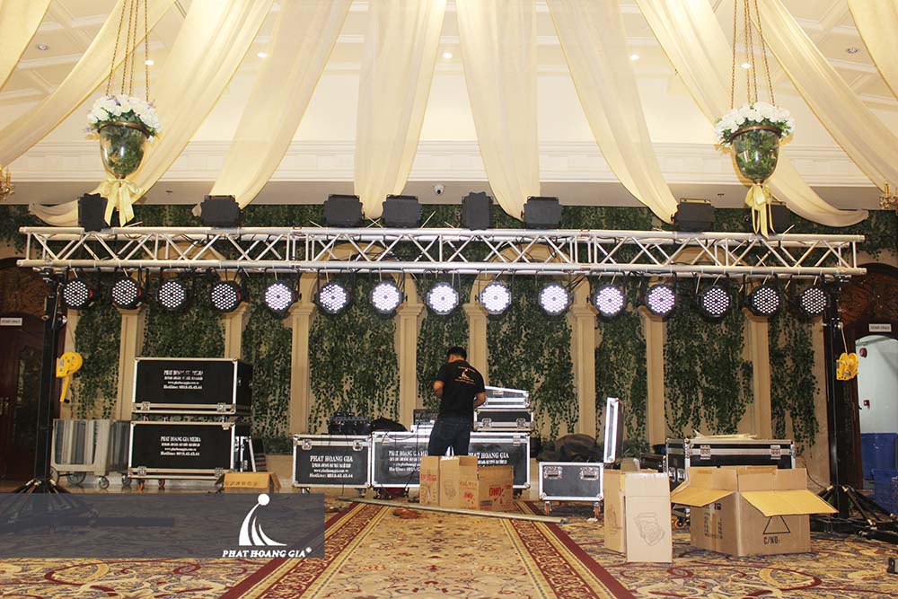 ánh sáng sân khấu nhà hàng tiệc cưới