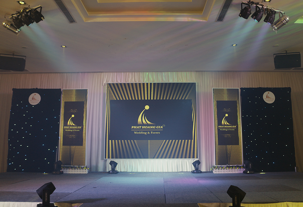 ánh sáng sân khấu nhà hàng tiệc cưới